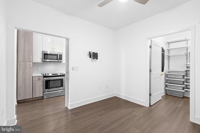 1 dormitorio con soporte para TV - 145 Riverhaven Dr