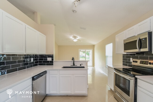 Building Photo - 15259 Bareback Dr