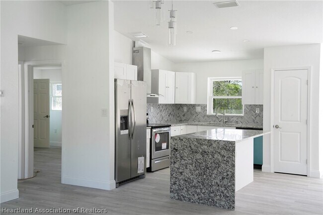 Building Photo - 837 Hanover Ave