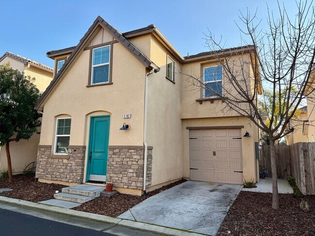 Building Photo - Beautiful 3/2.5 near Clovis East