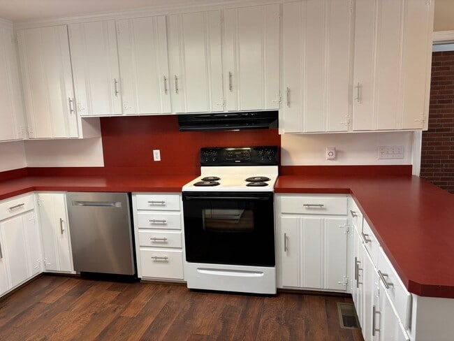 Building Photo - 3 BED, 2 BATH BRICK HOME IN ASHEBORO!