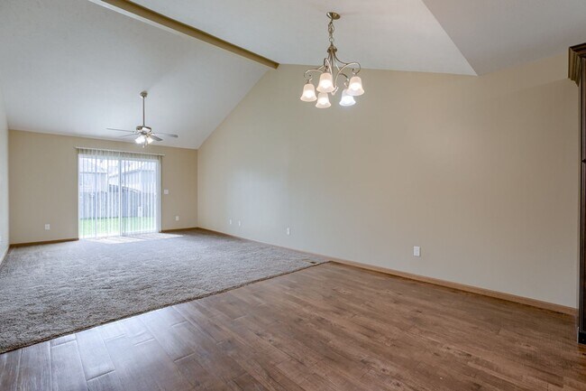 Foto del edificio - Newer Spacious Ranch Style 4 Bed 4 Bath Ho...