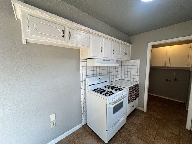 Building Photo - 2 bed , 1 and a 1/2 bath, garage conversion with two living rooms and a storage space! Moore scho...
