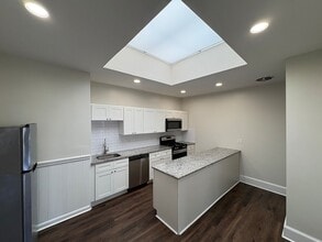Building Photo - 996 Chestnut St