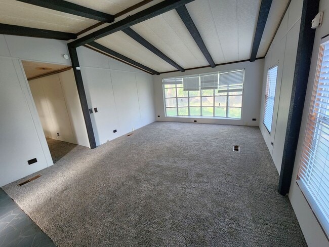 Building Photo - Spacious 3BR, 2BTH home in Washburn Rural ...