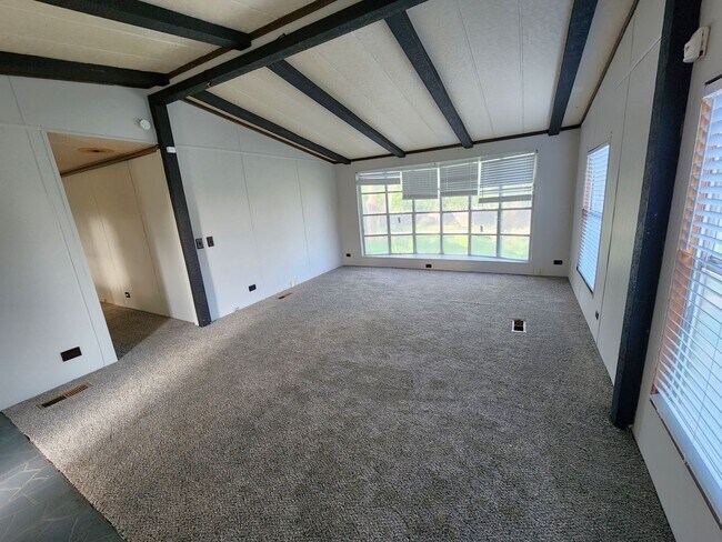 Foto del edificio - Spacious 3BR, 2BTH home in Washburn Rural School District