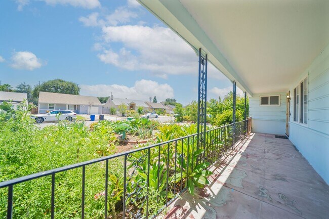Foto del edificio - 349 E Newman Ave