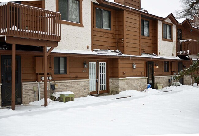 Foto del edificio - Beautiful 2-Bed, 2-Bath Townhome in Coon Rapids