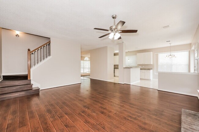 Building Photo - 425 Raintree Cir