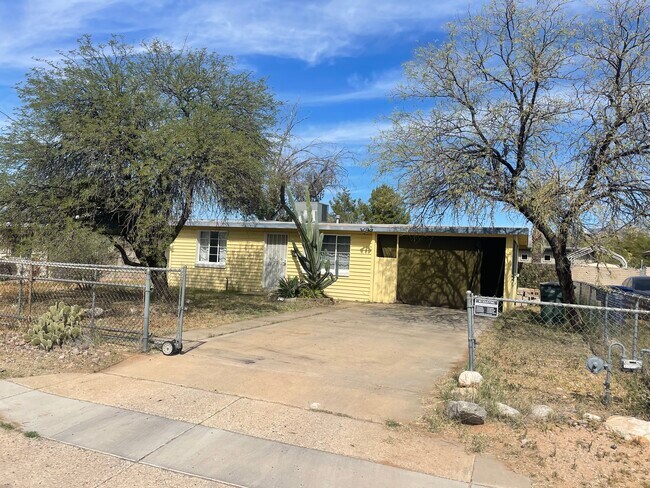 Building Photo - 4227 E Santa Barbara Ave