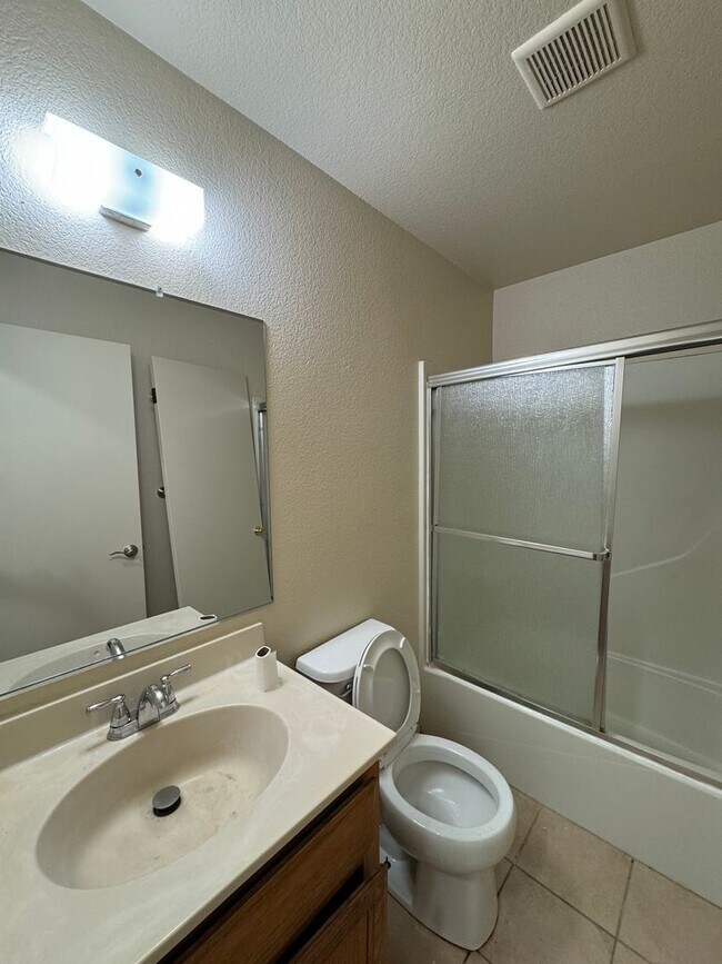 Building Photo - Three Bedroom Two Bath Duplex In Downtown ...