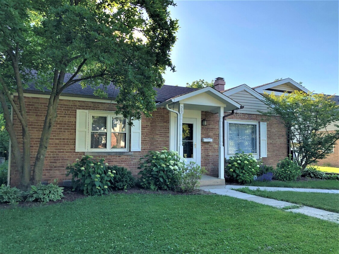 29 Circle Ave, Wheaton, IL 60187 House for Rent in Wheaton, IL