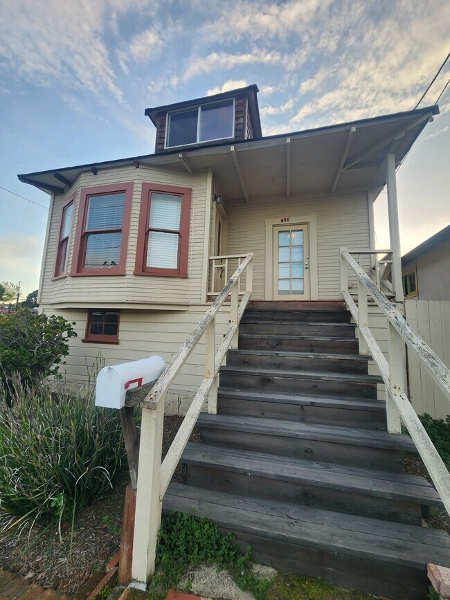 Building Photo - 805 Wave St