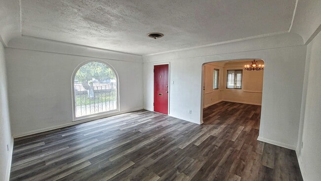 Building Photo - Large 3 Bedroom 2 Bath House!