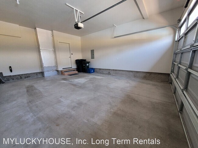 Building Photo - 3 br, 2.5 bath House - 920 NE Paula