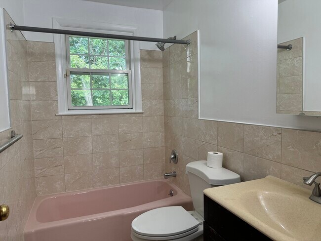 Building Photo - 37 Briarwood Ln