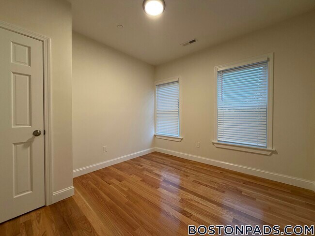 Building Photo - 12 Greenwood Pl