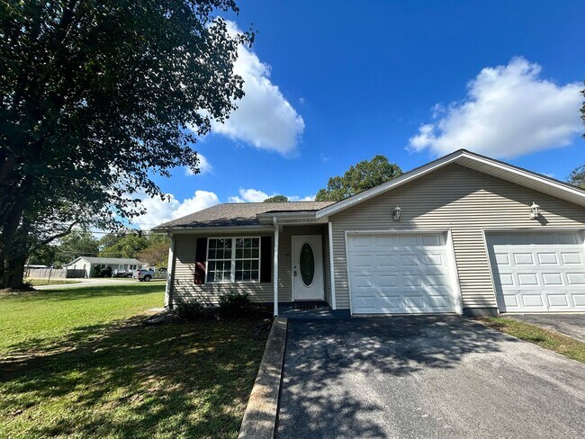 Foto del edificio - Charming  2 Bed, 1 Bath, 1 Car Garage, Cov...