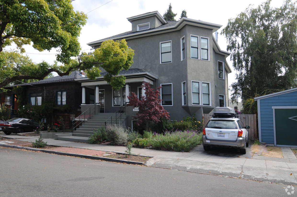 Building Photo - 3045,3045 1/2 Deakin St.