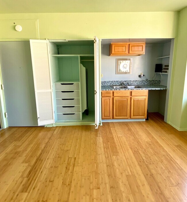 Building Photo - Spacious Studio in Historic Lafayette Buil...