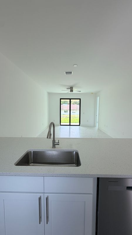 Foto del edificio - 496 Loretta Ave S