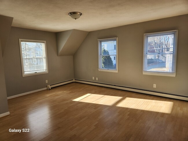 living room - 20 Pleasant St Apartments