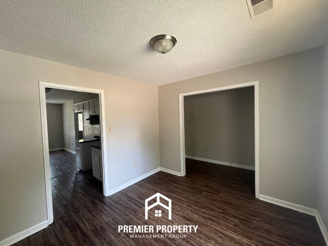 Foto del edificio - 5999 Pebblehill Dr