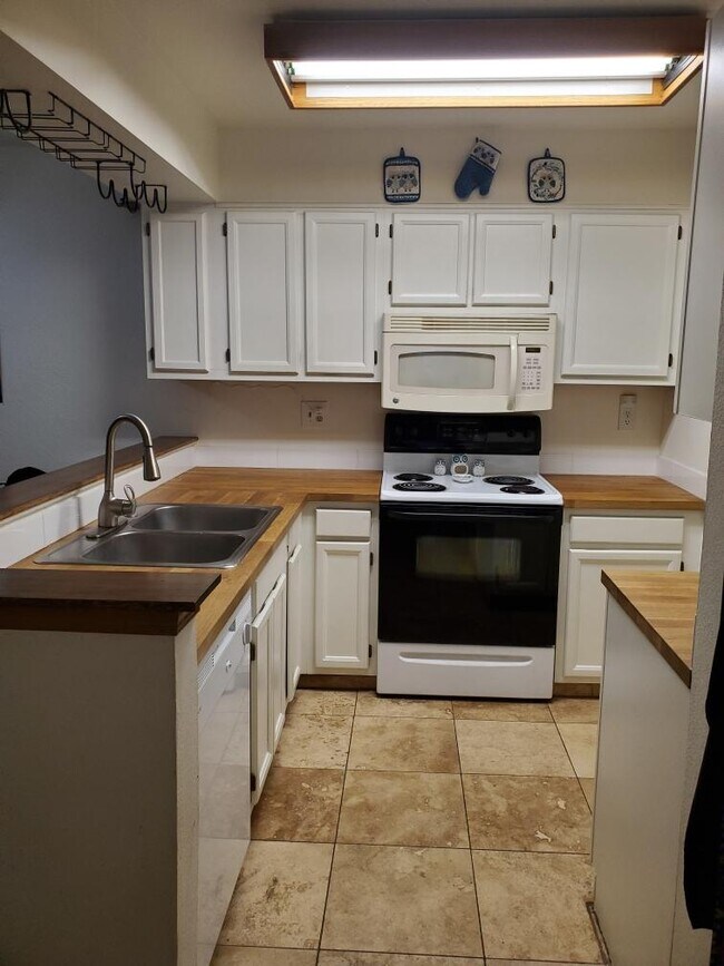 Kitchen - 7830 87th W Dr