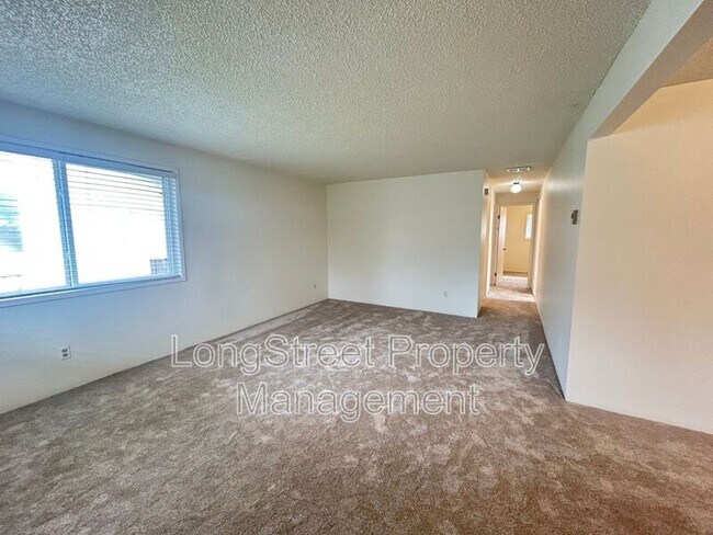 Foto del edificio - 324 NE Conifer Blvd