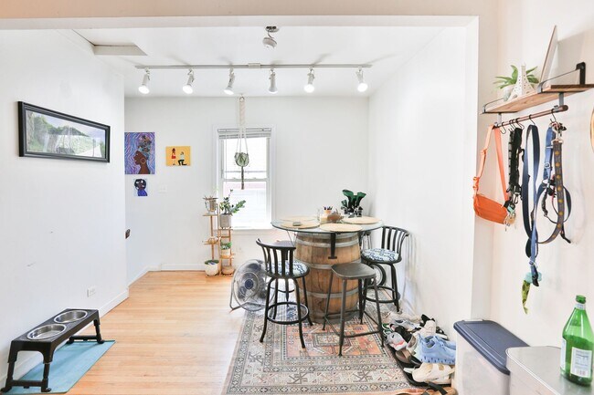 Foto del edificio - Wicker Park Big 3 Bedroom 2 Bath Private Coach House. Decks and Outdoor Space.