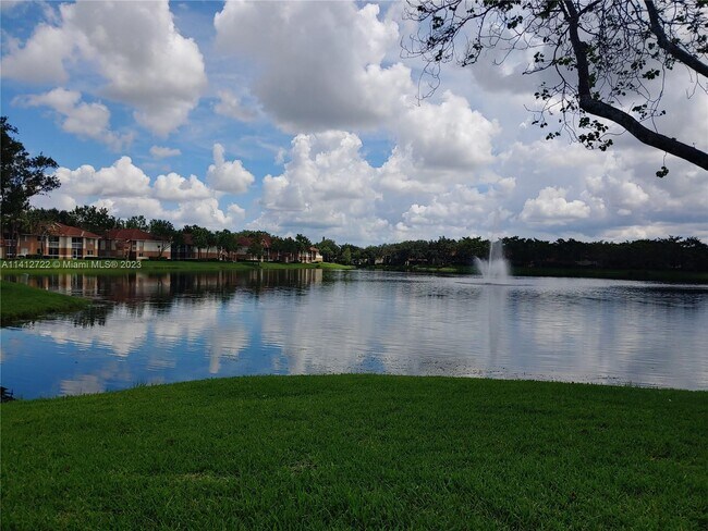 Foto del edificio - 704 NW 92nd Ave