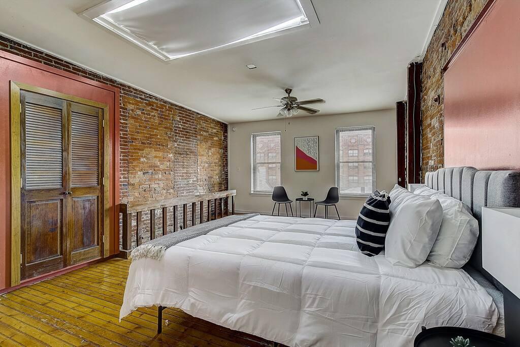 Building Photo - Charming Studio Loft Sanctuary at Mariner'...