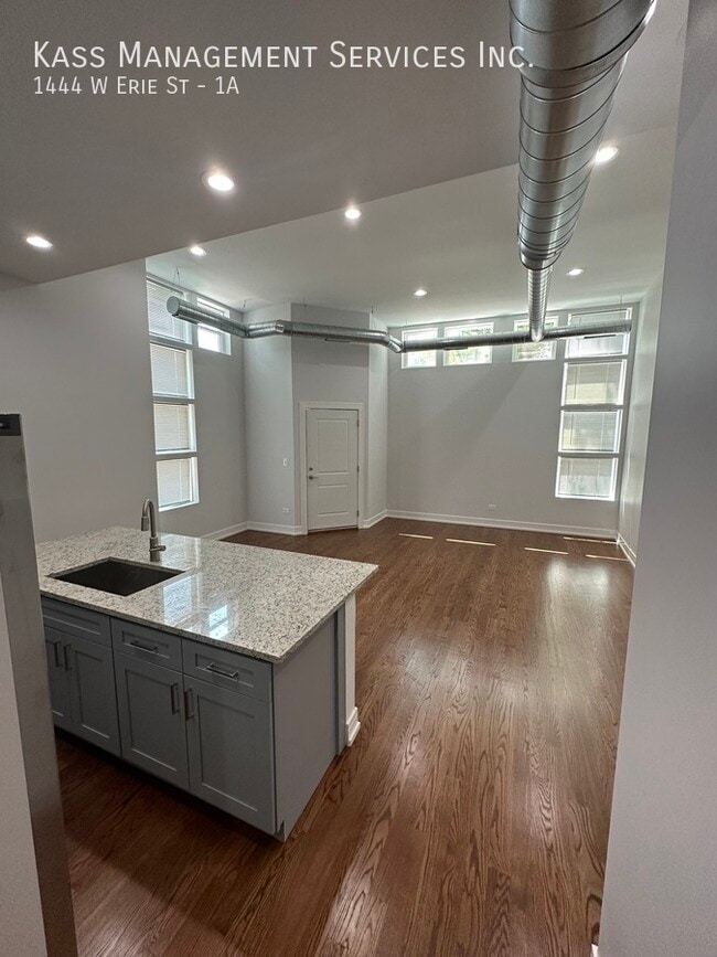 Photo - 1444 W Erie St Apartment