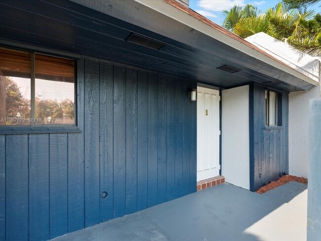 Building Photo - 5020 SW 40th Ave