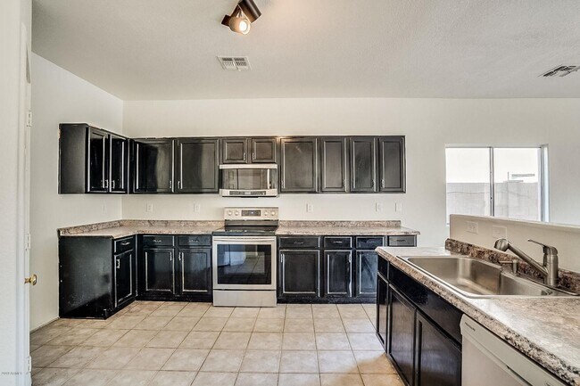 Foto del edificio - Charming 4 Bedroom 3 Bath 3 Car garage Hom...
