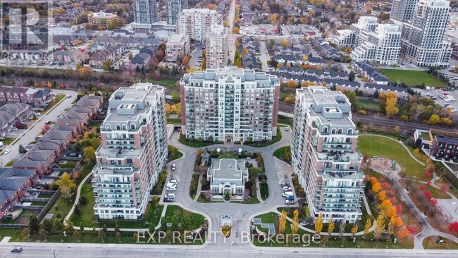 Photo du bâtiment - 330-1330 Red Maple Rd
