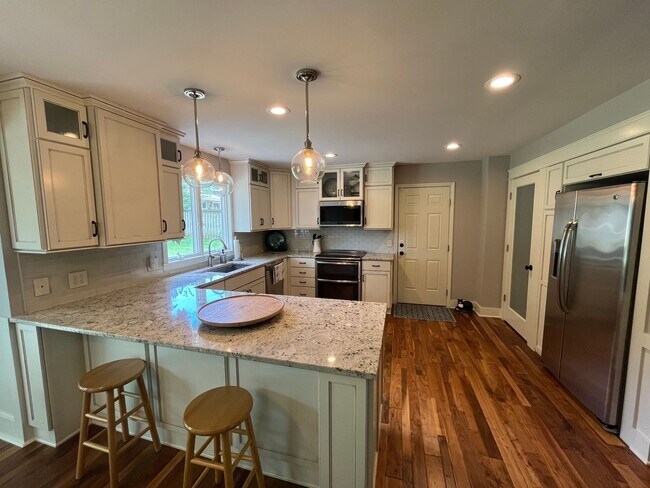 Building Photo - Luxury, Location, and Convenience.