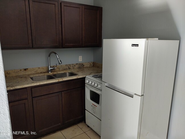 Foto del edificio - 5647 Merrill Rd
