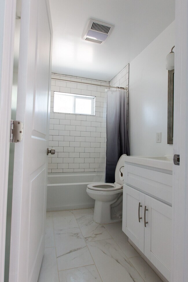Bathroom 2 - 2665 Benedict St