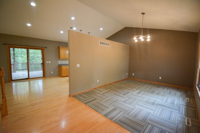 Building Photo - Move-In Ready 6 bed 4 bath Stunning Home A...