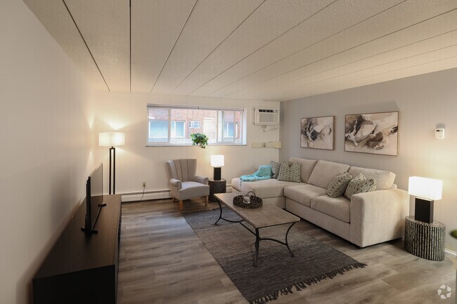 1 habitación, 1 baño - 700 pies cuadrados - Sala de estar - Hamilton House - One Month Free