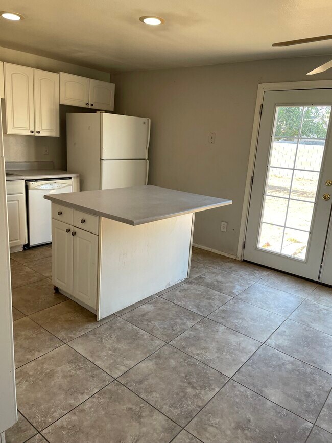 Foto del edificio - 3748 E Sweetwater Ave