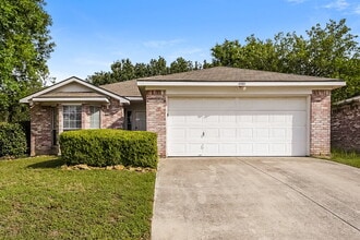 Building Photo - 4001 Periwinkle Dr