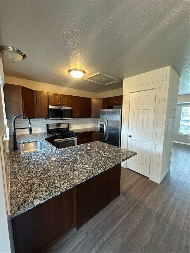 Foto del edificio - 2 Weeks Rent FREE! Spacious 3 Bed 2.5 Bath House for Rent in Layton!