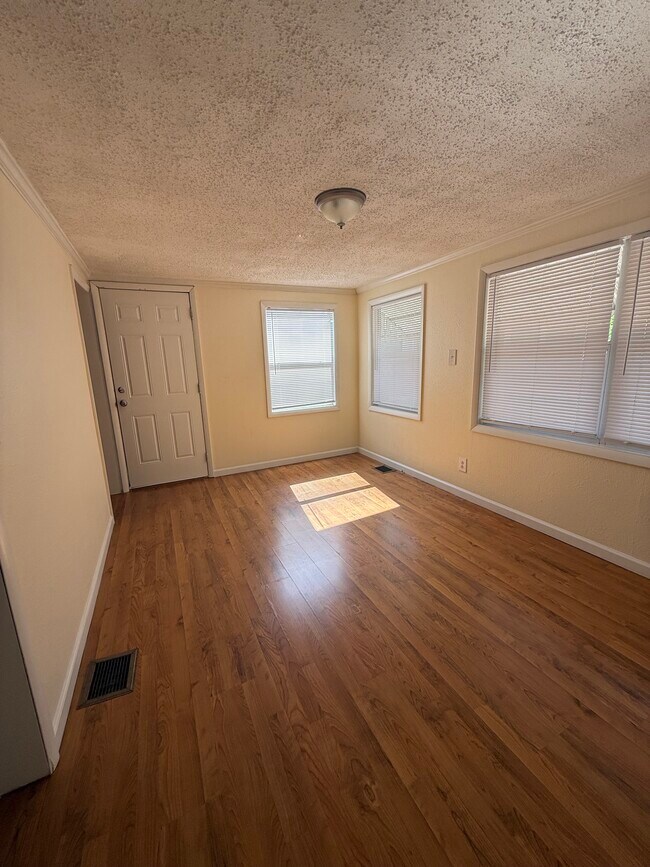 Building Photo - 1262 Woodlawn Ter