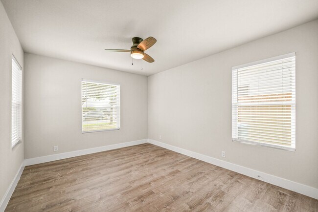 Foto del edificio - BEAUTIFUL 2 BEDROOMS/1 BATHROOM FULLY RENOVATED DUPLEX CLOSE TO MEDICAL CENTER