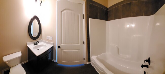 Foto del edificio - 156 Center Pointe Dr