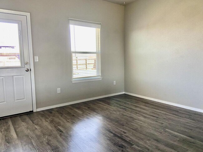 Building Photo - 1570 Edinburgh Dr