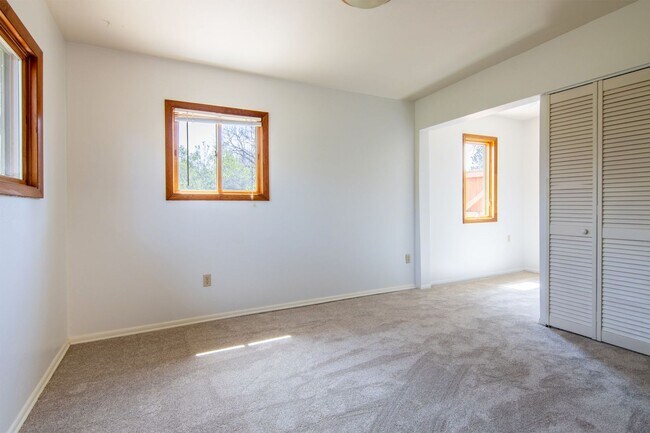 Building Photo - Charming 4 bed, 2 bath Mid-Century Modern ...