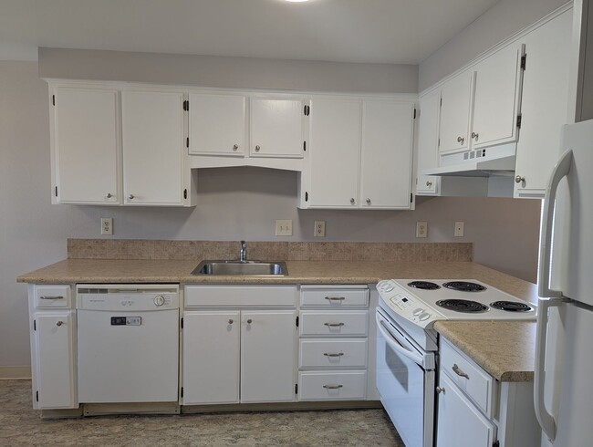 Building Photo - $100O  OFF  1ST  FULL MONTH'S  RENT IF  MO...